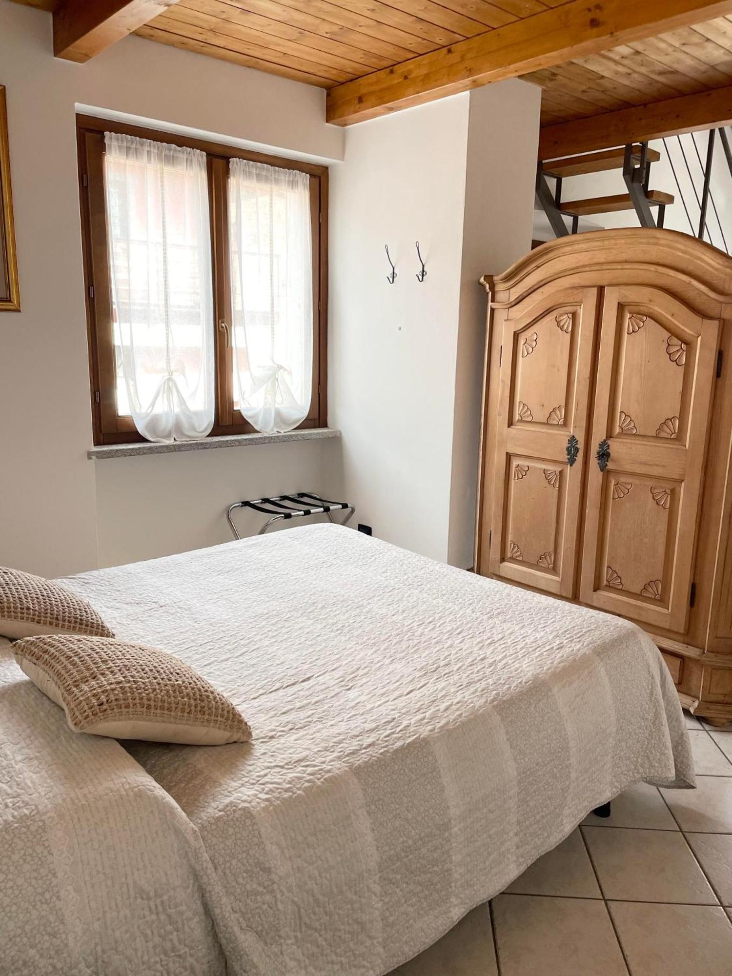 Bb10 Oasi Guest House Арона Екстериор снимка