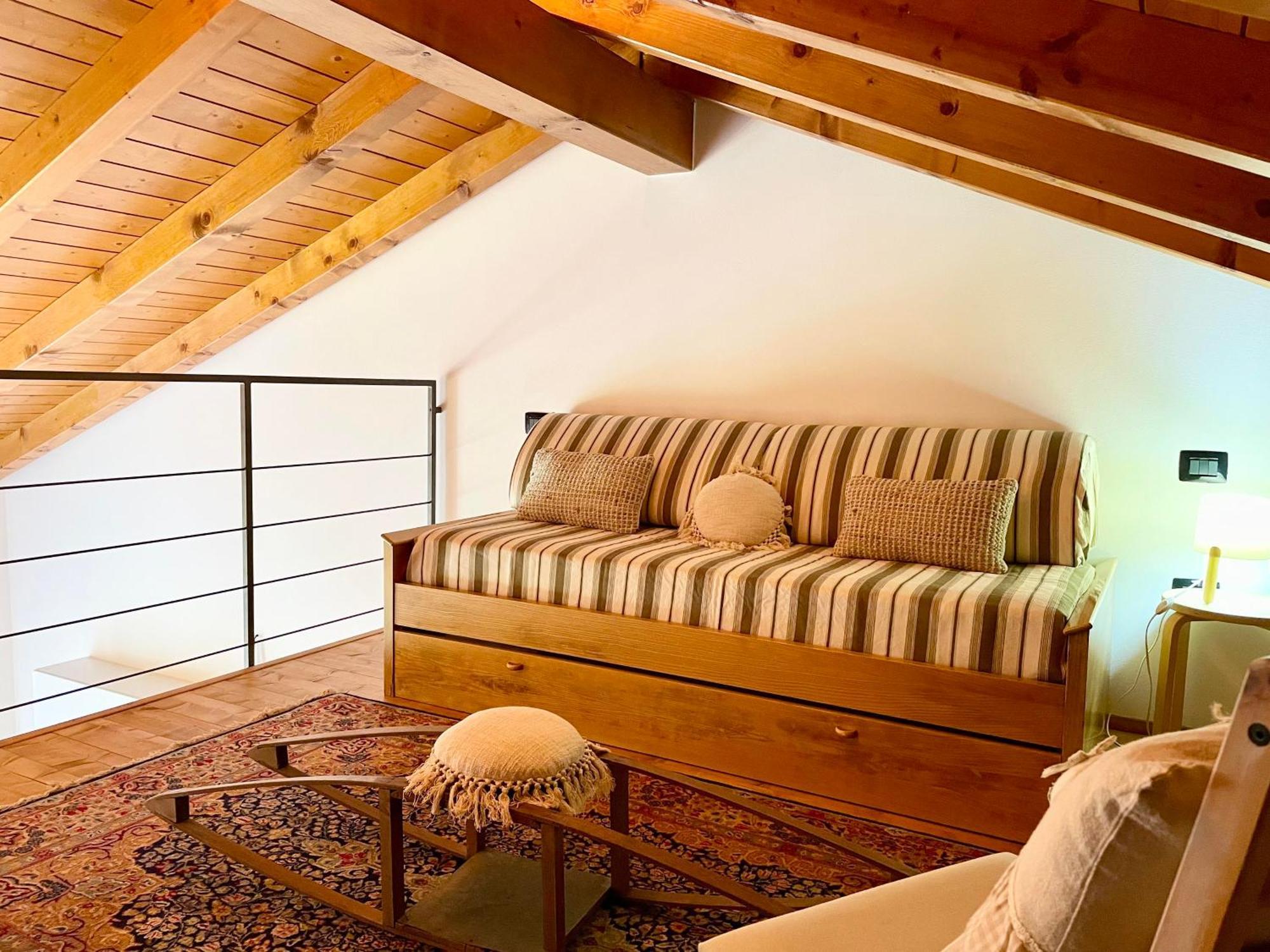 Bb10 Oasi Guest House Арона Екстериор снимка